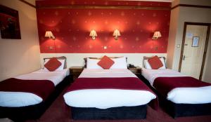 Postelja oz. postelje v sobi nastanitve Failte Hotel