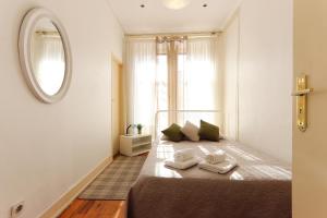 ein Schlafzimmer mit einem Bett mit zwei Handtüchern darauf in der Unterkunft Ledi´s Housing in Lissabon