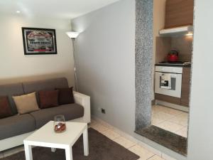 un soggiorno con divano e tavolo di appartamento sabbia dell' etna a Catania