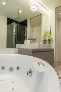A bathroom at Cervia Marina Suite