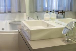 A bathroom at Cervia Marina Suite