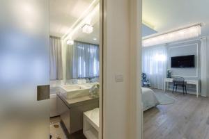 A television and/or entertainment centre at Cervia Marina Suite
