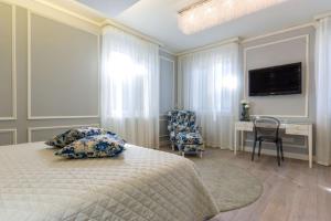 A television and/or entertainment centre at Cervia Marina Suite
