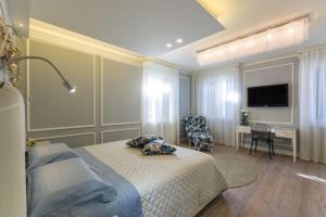 A television and/or entertainment centre at Cervia Marina Suite