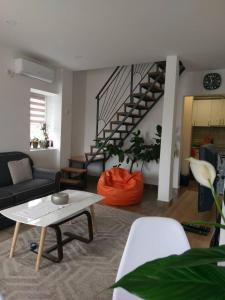sala de estar con sofá y mesa en Apartments Porat en Tivat