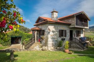 Casa de piedra con porche y balcón en Casa das Camélias, en Sá