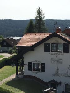 uma casa branca com um telhado vermelho em Ferienhaus Haber em Schluchsee