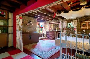 SáにあるCasa das Caméliasのベッドルーム1室(天蓋付きベッド1台付)