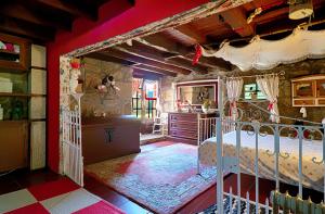 薩爾的住宿－Casa das Camélias，一间卧室,卧室内配有一张天蓬床