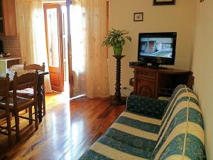 A television and/or entertainment centre at La Cupoletta Holiday House -Magnolia