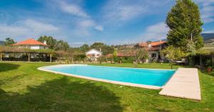 薩爾的住宿－Casa das Camélias，一座房子的院子内的游泳池