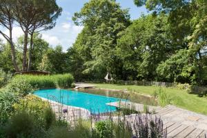 una piscina en medio de un jardín en Bioagriturismo il cerreto, en Pomarance