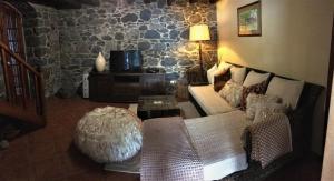 ein Wohnzimmer mit einem Sofa und einem Tisch in der Unterkunft Casa dos Reis in Calheta