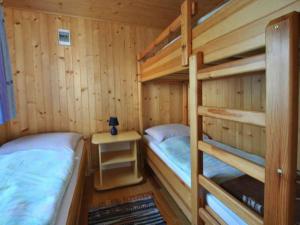 a bedroom with two bunk beds in a cabin at Kwatery u Rybaka in Kuźnica