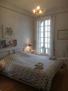 - une chambre avec un lit et 2 serviettes dans l'établissement La Falaise, à Mers-les-Bains