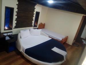 Hotel Anandhiram Heritage客房内的一张或多张床位