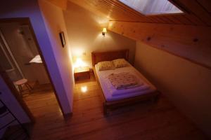 a small bedroom with a bed in a attic at Lupin in Formiguères