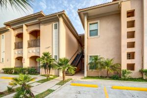 un bâtiment avec des palmiers en face de celui-ci dans l'établissement Cara del Sol #10, à South Padre Island