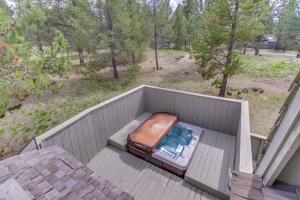 un balcone con un posto a sedere vuoto su una veranda di Sunshine in Sunriver a Sunriver