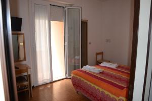 Postel nebo postele na pokoji v ubytování Albergo Larenzia