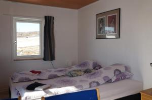 1 dormitorio con 1 cama con ventana y 1 cama sidx sidx sidx sidx en Bed & Breakfast, Oqaatsut/Rodebay, en Oqaatsut