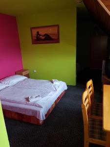 Postel nebo postele na pokoji v ubytování Penzion Šatovské lípy