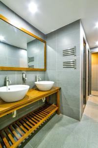 Lustig Hostel في سابا: حمام مغسلتين ومرآة