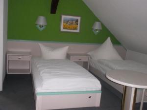 A bed or beds in a room at Hotel am Seetor