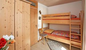 Katil dua tingkat atau katil-katil dua tingkat dalam bilik di Haus Jasmin