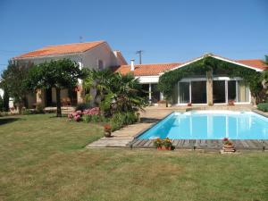 una casa con piscina en el patio en Chambres d'Hôtes Le Mûrier, en Bressuire