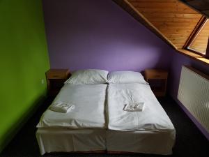 Ein Bett oder Betten in einem Zimmer der Unterkunft Penzion Šatovské lípy