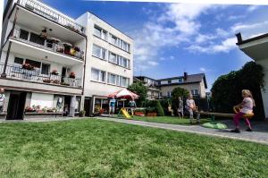 a group of people playing in the yard of a building at U Reginy in Jastrzębia Góra
