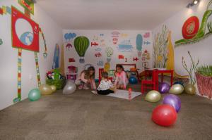 ヤストシェンビャ・グラにあるU Reginyの風船付きの部屋に座る子供のグループ
