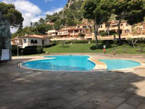 レスタルティットにあるCasa La Moladeraのリゾートの中央にあるスイミングプール