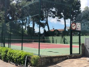 レスタルティットにあるCasa La Moladeraのテニスコートのフェンス付きテニスコート
