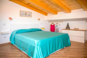 1 dormitorio con 1 cama verde en una habitación en Fili d'Erba Cilento, en Villammare