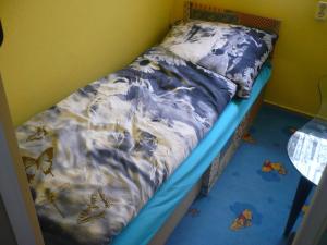 A bed or beds in a room at Jómadarak Nyaralója
