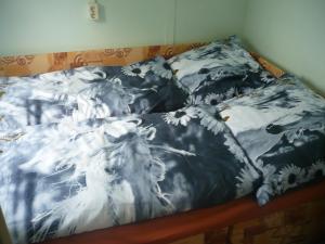 A bed or beds in a room at Jómadarak Nyaralója