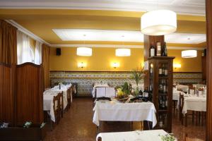 Reštaurácia alebo iné gastronomické zariadenie v ubytovaní Fonda Rita