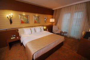 A bed or beds in a room at Holiday Inn Ankara-Kavaklidere by IHG