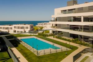 Una vista aérea de un edificio con piscina. en Apartamentos Bahía Blanca, en El Puerto de Santa María