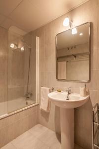 マイレナ・デル・アルハラフェにあるMairena Central Superiorのバスルーム(シンク、シャワー、鏡付)