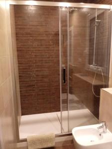 バルセロナにあるNiM Eixample 5のバスルーム(シャワー、トイレ、シンク付)