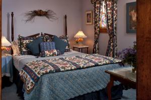 Ліжко або ліжка в номері Cliff Cottage Inn
