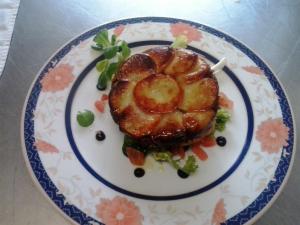 un plato con un trozo de comida en una mesa en Hostellerie de La Poste en Oust