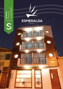 un edificio con un cartel encima en Hotel Esmeralda, en Iquique