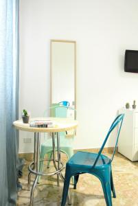 Televízia a/alebo spoločenská miestnosť v ubytovaní Be Central Rooms