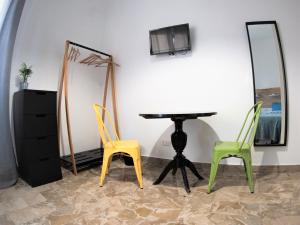 Televízia a/alebo spoločenská miestnosť v ubytovaní Be Central Rooms