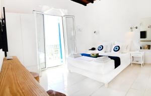 Postel nebo postele na pokoji v ubytování Loukia Studios & Suites