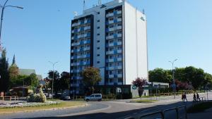 コウォブジェクにあるApartament Nad Parsętąの市道の白い高い建物